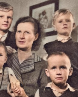 Manželka Josefa (1917-1990) se syny. Zdroj: Paměť národa