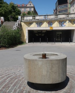 Umístění fontánky u vchodu do metra (Foto M. Polák, 2025)