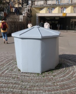 Přes zimu je fontánka zakryta (Foto M. Polák, 2025)