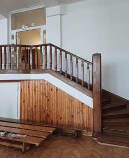 schodiště do tělocvičny