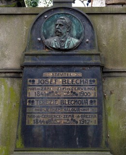 Hrobka Josefa Blechy a jeho ženy Terezie na Olšanských hřbitovech v Praze . Zdroj: wikipedie