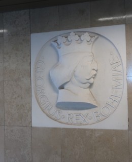 Umístění medailonu na stěně vestibulu metra (Foto M. Polák, 2025)