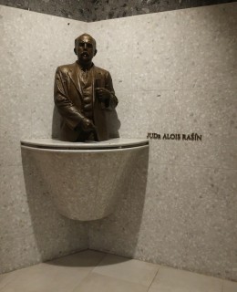 Umístění sochy v hale České spořitelny (Foto M. Polák, 2025)