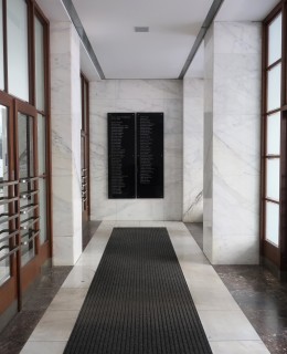 Umístění pamětní desky v předsálí budovy (Foto M. polák, 2025)