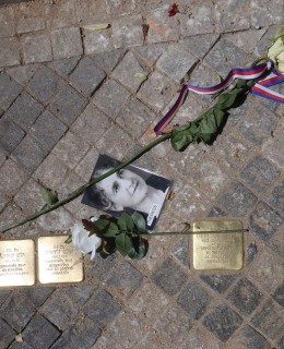 Kameny zmizelých před domem v Italské ulici 7 (Foto Milan Polák)