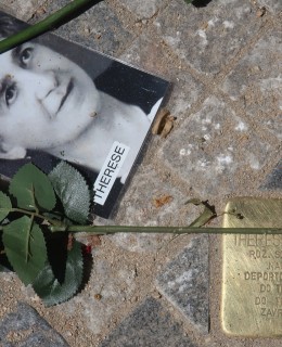 Po položení kamnene zmizelých zůstaly na dlažbě svíčky, květiny a zejména fotografie Terezie Wilhelmové. (Foto Milan Polák)