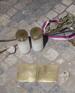 Kameny zmizelých Quida a Karla Bergmannových (Foto M. Polák, červen 2025)