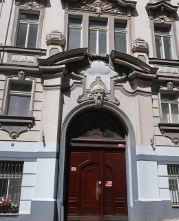 Vchod do domu Záhořanského 3 (Foto M. Polák, červen 2025)