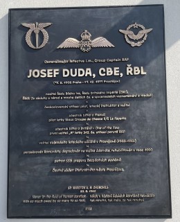 Detail pamětní desky v Dudově ulici v Praze 2 (2023)