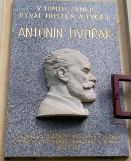 Pamětní deska A. Dvořáka na zámku v Lužanech