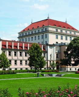 Ministerské budovy na Palackého náměstí, podél Zítkových sadů