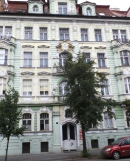 Dům Vinohradská 77, ve kterém herec bydlel