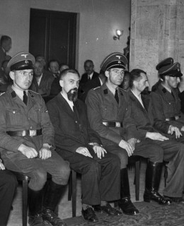 Zleva Jan Sonnevend, Václav Alois Čikl, Vladimír Petřek a biskup Gorazd během soudního přelíčení 3. září 1942. Popraveni byli 4. a 5. září