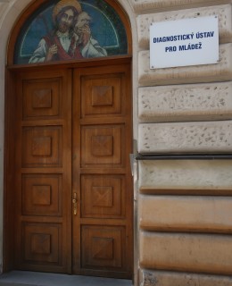 Mozaika Ježíše s ovečkou je umístěna nad vchodem Diagnostického ústavu (Foto M. Polák,2025)