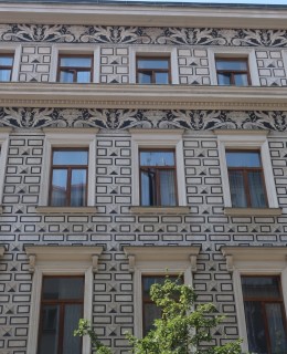 Pozdně novorenesanční fasáda domu v Lublaňské ulici (Foto M. Polák, 2025)