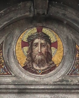 Hlava Ježíše na hrobě Nowakových na Vyšehradě, dílo A.Neuhauserse (Foto M. Polák, 2022)