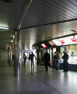 Vestibul stanice jiož bez světelného skleněného objektu ve stropě (Foto M. Polák, 2007)