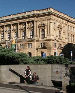 Vchod do metra s budovoz Národního domu (Foto M. Polák, 2007)