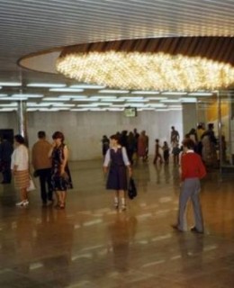 Světelný objekt V. Cíglera metro A nám. Míru. Odstaněn v r. 1998