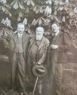 Karel Novák (vpravo) s prof. Zálešákem a prof. Mařanem. Zdroj: Umělecká zahrada