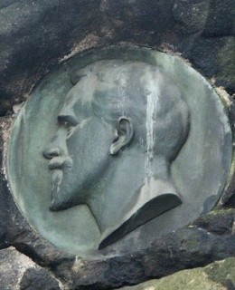 Zeyerova podobizna na Mauderově pomníku v Chotkových sadech (Foto M. Polák, 2009)