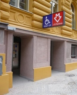 Výtah do stanice metra s přestupní chodbou, ul. Legerova, cca 150 m od náměstí I. P. Pavlova
