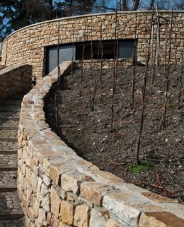 Vinný sklep Grébovka - zde se víno nejen vyrábí, ale také v příjemném prostředí konzumuje