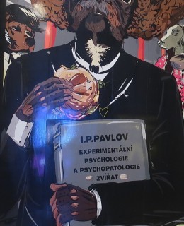 Detail ilustrace s hamburgrem a knihou (Foto M. Polák, 2025)