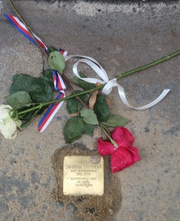 Kámen zmizelých Johanny Sternové krátce po vložení do chodníku v září 2025. (Foto M. Polák)