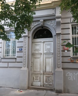 Vchod do domu Sokolská 22, kde Johanna Sternová bydlela. Foto M. Polák, září 2025)