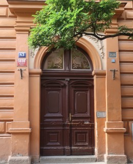 Vchod do Lublaňské 43 (Foto M. Polák, 2025)