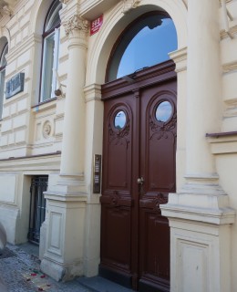 Vchod do domu Na Smetance 14 (Foto M. Polák)