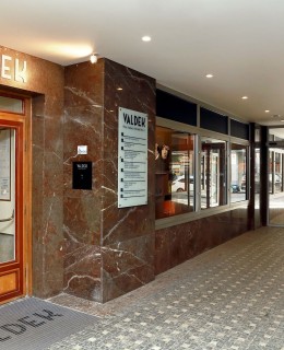 Zde z pasáže byl vstup do kina Valdek. Pasáž zde po citlivé rekonstrukci do původní podoby.