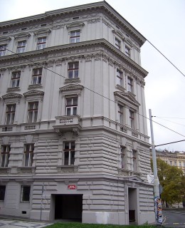 Veřejný průchod domem na nároží Římské a Škrétovy