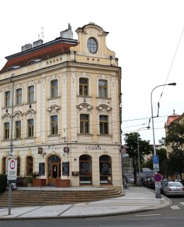 Dům s restaurací Excelsior v současnosti. Od r. 2025 prochází rekonstrukcí