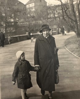 Marie Dipoltová (Keprtová) s chůvou v Grébovce