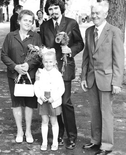 M. Čejka s rodiči, promoce (1973)