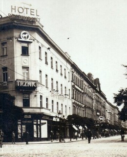 Beránkovy tržnice a hotel na Bělehradské u Tylova nám. (1927)