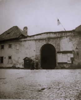 Žitná brána v roce 1874, novoměstská strana 