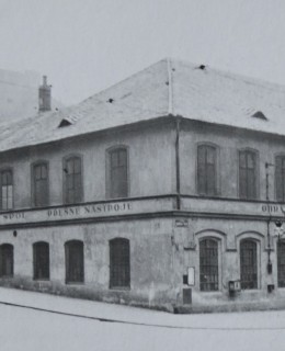 Továrna J. Kameníčka, roh Vinohradské a Balbínovy ul. zde působila od r. 1919