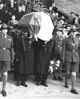 Pohřeb Antonína Benjamina Svojsíka, smuteční průvod u kostela sv. Ludmily