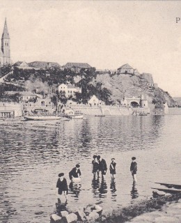 Dobová pohlednice, výhled přes Vltavu na Vyšehrad