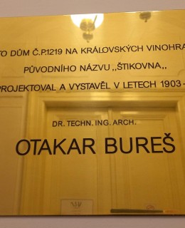 Pamětní deska v domě nám. Míru (Anglická) 1219/2. Foto: M. Mazancová