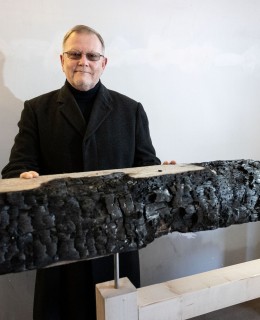 Starosta MČ Praha 2 s jedním z artefaktů