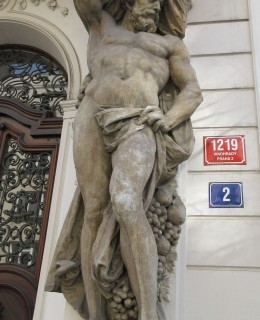 Atlas krášlící vchod do domu v Italské ulici (Foto M. Polák, 2018)