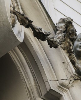 Putto na fasádě je rovněž dílem bratří Halmanů (Foto M. Polák, 2018)