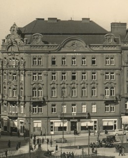 Na historické pohlednici nese fasáda ještě nápis Štikovna" (sbírka Milana Poláka)