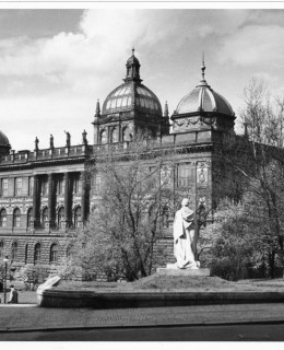 Šalounova socha O. Sklenářové-Malé (1931) v Čelakovského sadech