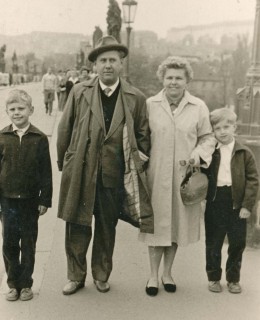 Jiří Schelinger s rodiči a starším bratrem Milanem. Zdroj: Zápisník - Blanka Kovaříková