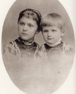 Sestry Naskovy, 1887. Zdroj: Wikipedie